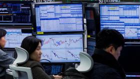 주식 1.6조원어치 팔아치운 외국인…8개월 연속 순매도