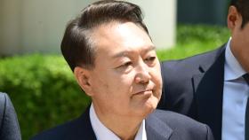 尹, 포토라인서 침묵…