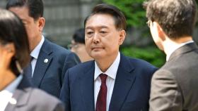 尹, 법원 공개 출석…취재진 질문에 묵묵부답