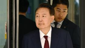 尹, 포토라인에서도 침묵…오후 재판 속개