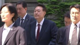 [현장연결] 윤 전 대통령, 법원 포토라인 통해 출석...묵묵부답
