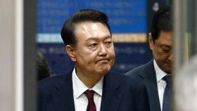 '두번째 포토라인' 尹, 내일 입 열까…'지귀연 논란' 계속