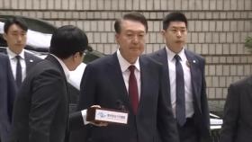 [현장연결] 尹, 탈당 후 첫 공개석상…취재진 질문에 답변 없이 법정 출석