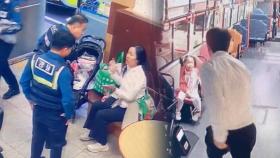 [단독] 발 벗고 나선 경찰-기사…혼자 버스 탄 4살 엄마 품으로
