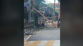 버스가 전봇대 들이받아…11명 경상·일대 정전