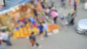 과일 고르다 '화들짝'…돌진한 승용차에 12명 부상