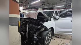 대형마트 주차장 기둥에 SUV 돌진…80대 운전자 사망