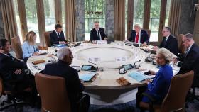 EU, G7서 트럼프와 회동…호날두 사인한 유니폼도 선물하기도