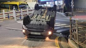 부산 오르막길서 SUV 전복 사고…3명 다쳐