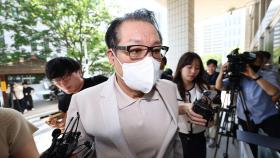건진법사, 공천헌금 재판 출석…청탁 질문에 묵묵부답