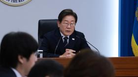 이 대통령, 첫 참모진 회의서도 '경제'…