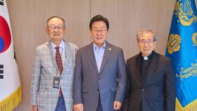 이 대통령, 원로 함세웅·백낙청과 오찬…