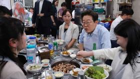 [현장영상] 이 대통령, 시민들과 '깜짝 외식'…소비 촉진 독려