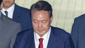 특검, 14일 재소환 통보…尹측, 출석 여부 논의