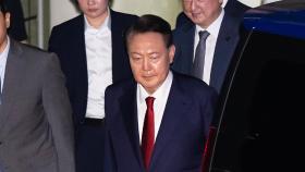 尹, 오늘은 구치소 나서나…아직 별다른 움직임 없어