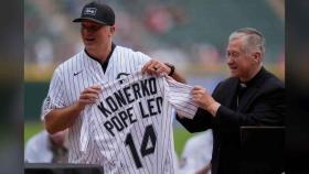 교황, MLB 화이트삭스 '전설'에게 유니폼 선물