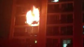 아파트에서 불...주민 4명 연기 흡입