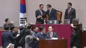 [현장영상] 한국당, 국회의장 필리버스터 거부에 강력 항의