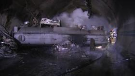 고속도로 터널 수십 대 추돌...1명 사망·30여 명 부상