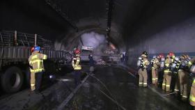 고속도로 터널 사고 현장서 시신 추가 발견...사망 5명