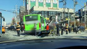 서울 창동 교차로서 시내버스와 승용차 충돌...13명 부상