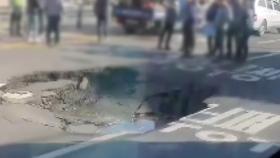 인천 경인교대역 인근 도로에 땅꺼짐...차량 통제