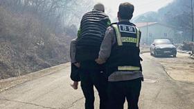 산불 덮칠 위기 놓인 노인 구조한 경찰관