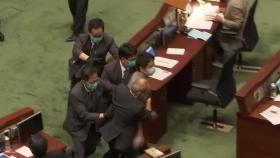 홍콩 입법회 '국가법' 제정 항의 회의장에 오물 투척