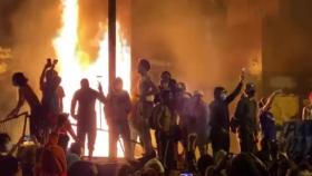'흑인 질식사' 사건 일파만파...대규모 시위에 이어 경찰서 불타