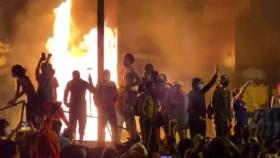 美 전역 '흑인 사망' 폭동·시위 확산...트럼프 