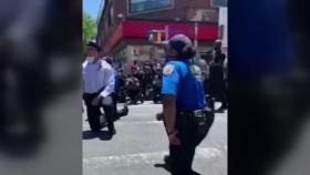 '흑인사망' 항의 시위에 경찰관들도 무릎 꿇고 동참