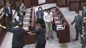 홍콩 입법회, 중국 국가(國歌) 모독 처벌법 통과...야당 '오물 투척' 반발
