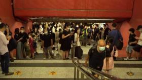 홍콩 시민 '입법회 포위' 1주년 시위...30여 명 체포
