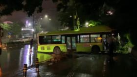 시내버스 인도로 돌진...빗길 교통사고 잇달아