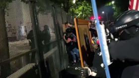 美 시애틀서 인종차별 반대 시위...경찰, 강경 진압