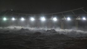 팔당댐 방류량 증가에 잠수교 이틀째 통제...풍수해 위기 경보 '심각'
