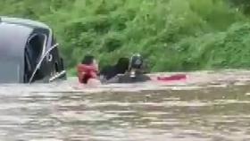 경북 청송서 승용차 탄 채 떠내려온 여성 둑에 걸려 구조