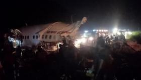 인도에서 여객기 폭우 속 착륙 사고로 최소 18명 사망