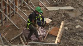 코로나19에 폭우까지...'이중고'로 시름하는 건설 노동자