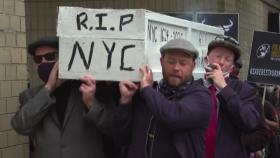 뉴욕 식당 직원들 관 들고 시위...인원 제한에 '발끈'