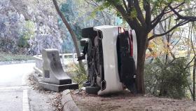 정읍 내장산 고갯길서 차량 전도...나무에 걸려 추락 면해