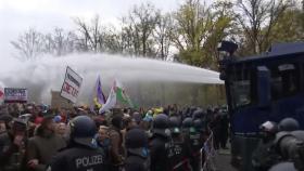 베를린서 코로나19 통제반대 대규모 집회...경찰, 물대포로 대응