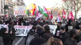 프랑스 보안법 반대 집회...시위대에 최루가스 발포