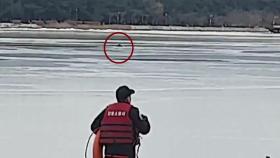 [영상] '사진 찍으려다' 얼음 깨져 호수에 빠진 70대 구조
