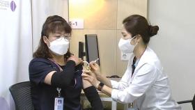 [현장영상] 화이자 백신 접종 시작...1호 대상자 중환자실 환경미화원