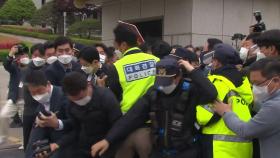 [영상] 김명수 대법원장 가로막은 국민의힘