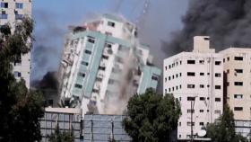 폭격에 외신 입주 건물 '와르르'...난민촌에선 일가족 10명 몰살