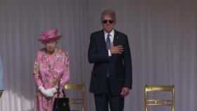 선글라스 끼고 영국 여왕 접견한 바이든 왕실예법 위반 논란