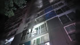 익산 아파트 화재로 1명 숨져...50여 명 대피
