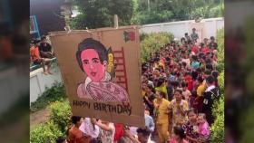 아웅산 수치, 가택 연금 속 생일...미얀마서 '꽃 시위'